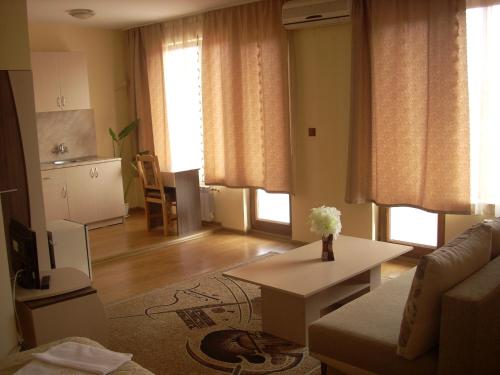 A seating area at Gelov Hotel