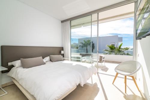 Imagen de la galería de NEW Luxurious 4-BDRM Villa next to Beach/Golf — La Finca, en Marbella