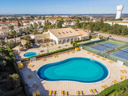 an overhead view of a pool and tennis courts at a resort at T2 Oásis Parque, Piscinas, Jacuzzi e ténis! in Portimão