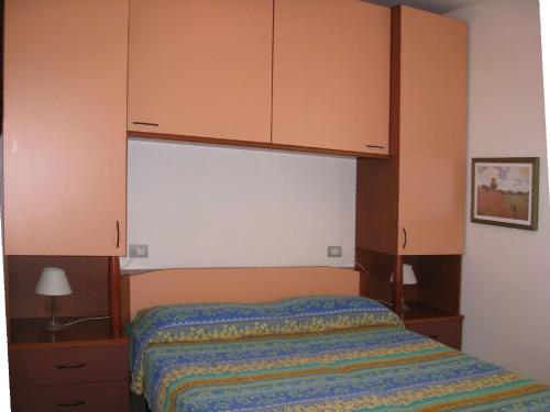 アルバレッラ島にあるWell-kept apartment with AC on Isola di Albarellaのベッドルーム1室(ベッド1台、キャビネット付)