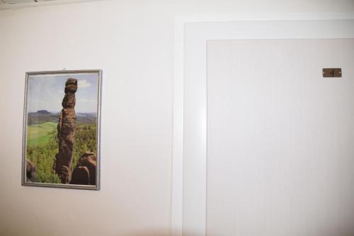 a picture of a totem pole on a wall at Pension Lachmann in Pfaffendorf