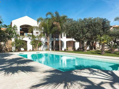 Elegant flat in villa with pool and garden just a few kilometres from the sea