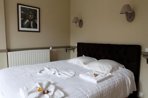 a white bed with towels on top of it at Villa Roma B&B in Amboise