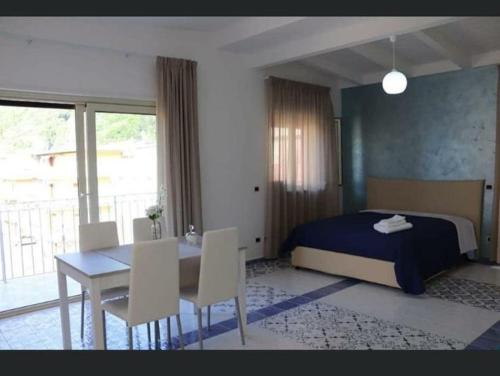 sypialnia z łóżkiem, stołem i krzesłami w obiekcie B&B Samuel Fish w mieście Bagnara Calabra