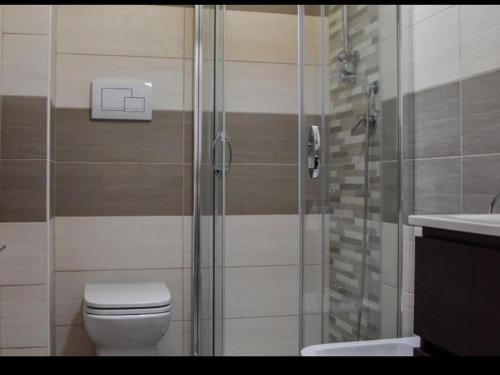 W łazience znajduje się prysznic, toaleta i umywalka. w obiekcie B&B Samuel Fish w mieście Bagnara Calabra