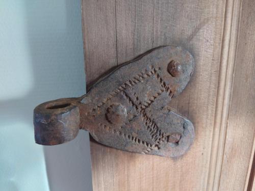 an old metal object is hanging on a door at Soldattorpet Sands in Leksand