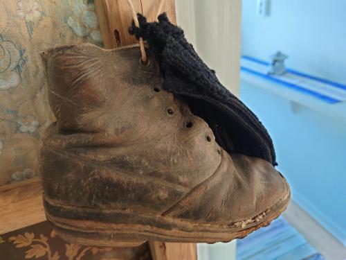 an old shoe is hanging on a wall at Soldattorpet Sands in Leksand