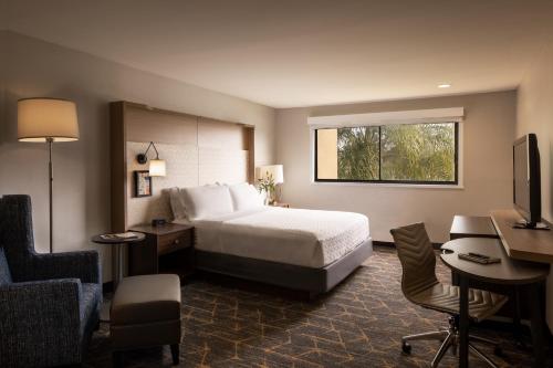 Кровать или кровати в номере Holiday Inn Santa Ana-Orange County Airport, an IHG Hotel