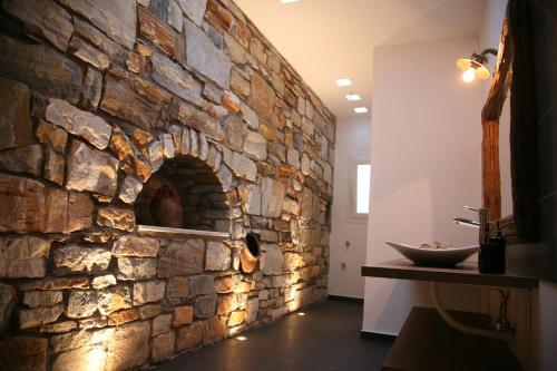 pared de piedra en el baño con lavabo en Chez Kiki et Ioannis, en Naxos Chora