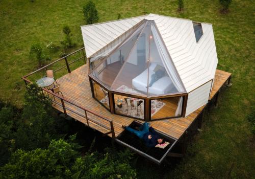 an overhead view of a tiny house with a roof at Glamping Lumbre in Salento