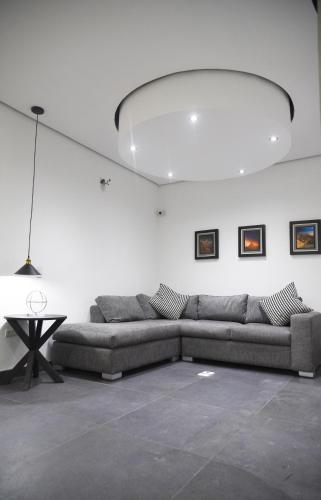 sala de estar con sofá y mesa en Casa moderna equipada como hotel Habitación 1 en Monterrey