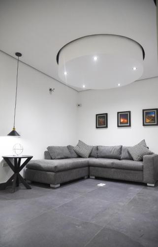 a living room with a couch and a table at Casa moderna equipada como en pequeño hotel hab 4 in Monterrey