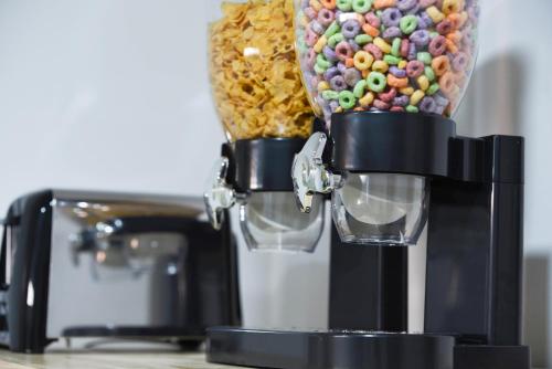 a food processor with a vase filled with candy at Casa moderna equipada como en pequeño hotel hab 4 in Monterrey