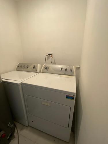 Il comprend une petite cuisine avec un évier et un lave-linge. dans l'établissement Casa moderna equipada como hotel habitación 5, à Monterrey