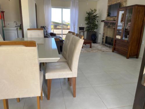 Η κουζίνα ή μικρή κουζίνα στο Casa condomínio lagoa cortada