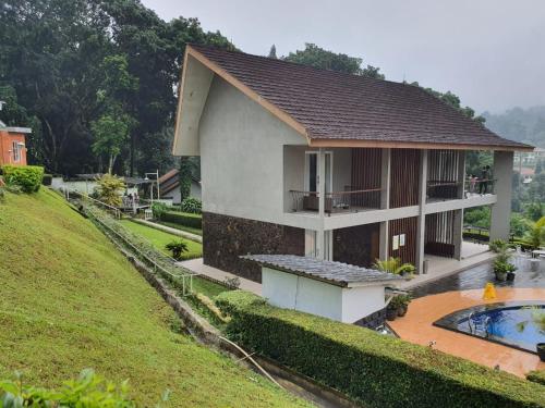 Bazén v ubytování Hotel Ariandri Puncak nebo v jeho okolí