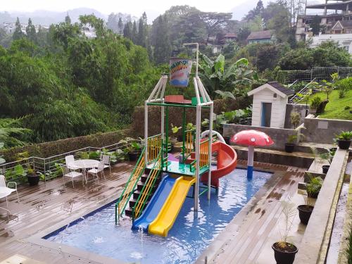 Bazén v ubytování Hotel Ariandri Puncak nebo v jeho okolí