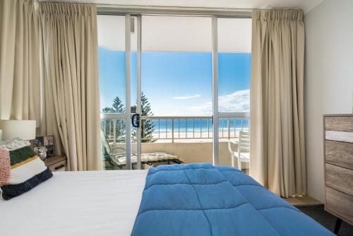 um quarto com uma cama e vista para o oceano em Eden Tower Apartments em Gold Coast