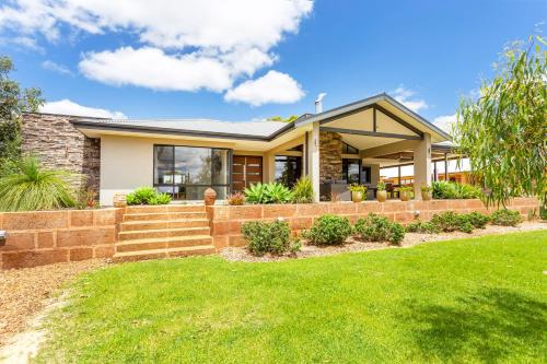 Hill View Luxury Retreat - EXECUTIVE ESCAPES