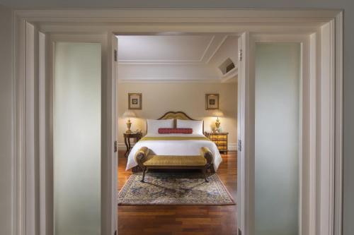 
Cama o camas de una habitación en The Leela Palace Bengaluru
