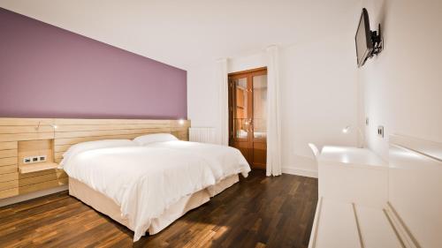 A bed or beds in a room at Hotel Las Casas de Pandreula