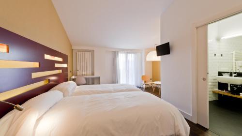 A bed or beds in a room at Hotel Las Casas de Pandreula