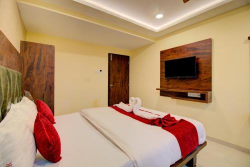 Una cama o camas en una habitación de Hotel Samaira Residency,Dombivali