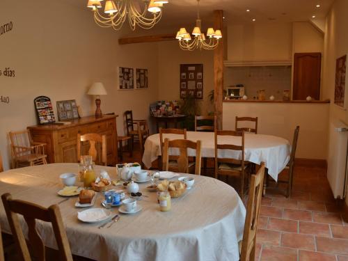 un comedor con 2 mesas con mantel blanco en Les Célestines, en Lavannes