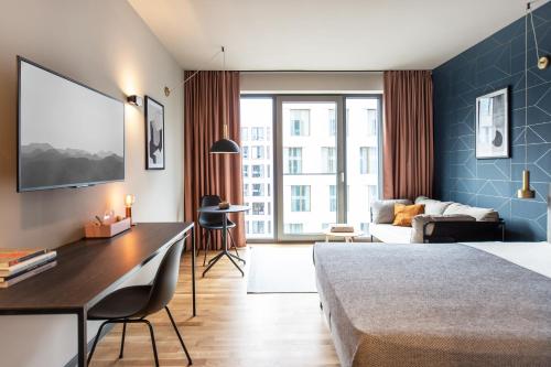 Habitación de hotel con cama y sala de estar. en ipartment Darmstadt en Darmstadt