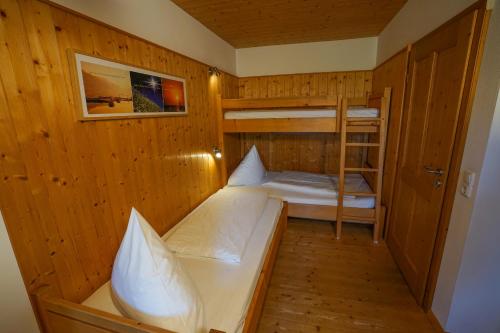 Postel nebo postele na pokoji v ubytování Gut Grasleiten