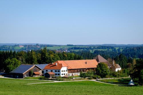widok z góry na dom na zielonym polu w obiekcie Gut Grasleiten w mieście Huglfing