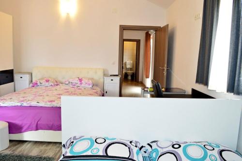 un dormitorio con una cama y un espejo en Apartments Ante 1306, en Seline