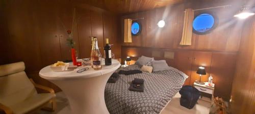 een slaapkamer met een bed en een wastafel bij Chambres d'hôtes sur la Meuse à bord de la Péniche Formigny in Namen