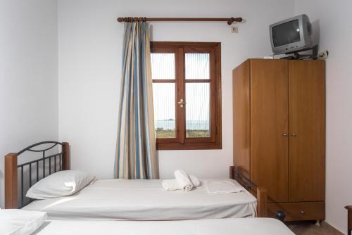 Llit o llits en una habitació de Amodari studios on the beach