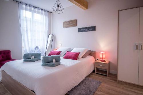 een slaapkamer met een groot wit bed en 2 handdoeken bij "Le Cocon" 4 Pers - Neuf et au Calme - Fibre-Netflix in Montauban