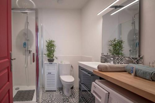 une salle de bain avec toilettes, lavabo et douche dans l'établissement 