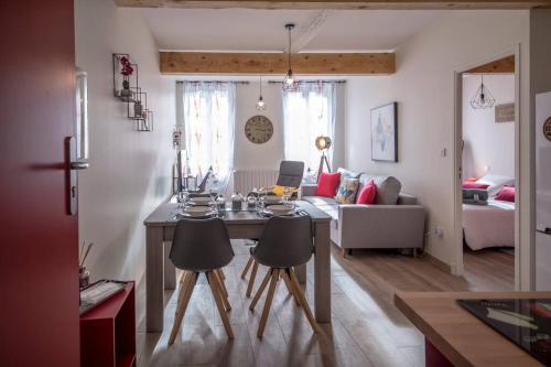 une cuisine et un salon avec une table et des chaises dans l'établissement 