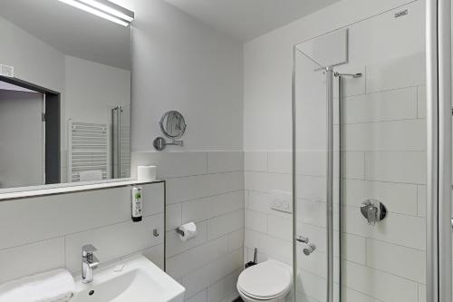 Et badeværelse på SmartMotel Emden - by Quartier96 GmbH