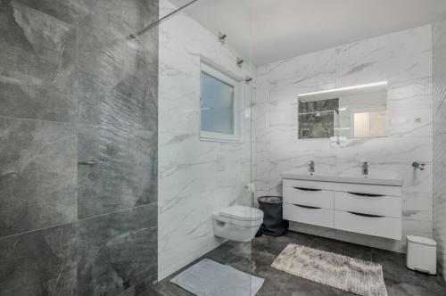 Koupelna v ubytování Apartments Elle Luxury Vantačići