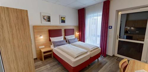 ein Hotelzimmer mit einem Bett und einem TV in der Unterkunft SmartMotel Emden - by Quartier96 GmbH in Emden