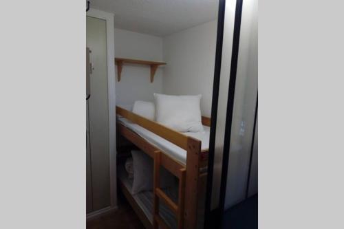- une petite chambre avec des lits superposés dans l'établissement VALLOIRE, studio 22m2, tout à pied, remontées mécaniques à 100m, à Valloire