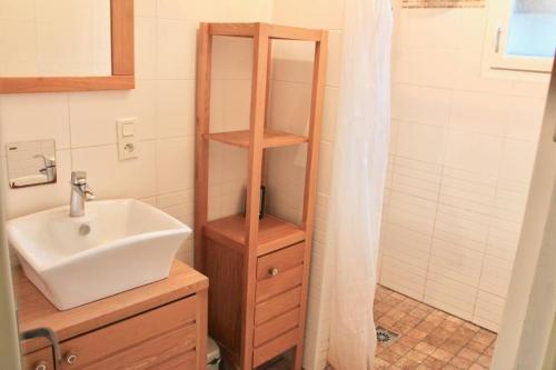 une salle de bain avec un lavabo et une douche dans l'établissement Grande Maison Familiale entre lac et océan, à Vielle-Saint-Girons