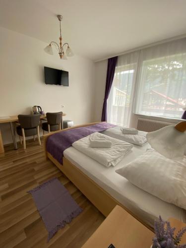 een slaapkamer met een groot bed en een raam bij Haus Lavendel in Ossiach