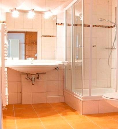 een badkamer met een wastafel en een douche bij Sylter-Besserburg-App-1P in Westerland