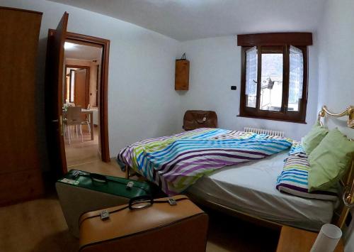 Un dormitorio con una cama y un poco de equipaje. en Dimora Gilles, Aosta, Alloggio ad uso turistico VDA ISSOGNE n0003, en Issogne