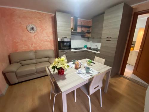 cocina y sala de estar con mesa y sillas en Dimora Gilles, Aosta, Alloggio ad uso turistico VDA ISSOGNE n0003, en Issogne