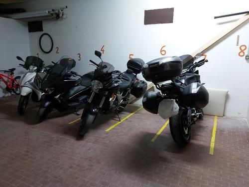 rząd motocykli zaparkowany w garażu w obiekcie Blu&Blu w mieście Alghero