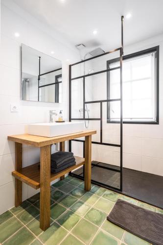 a bathroom with a sink and a mirror at Brise du Large - Maison d'Ault in Ault