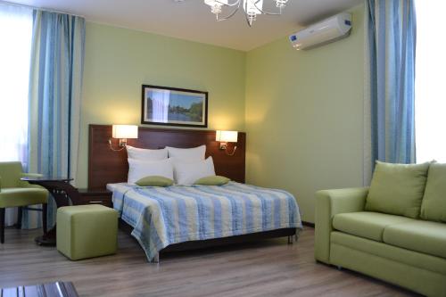 Кровать или кровати в номере Slavyanskaya