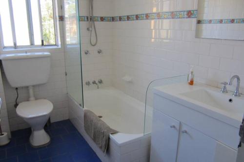 A bathroom at Cronulla Beach Elanora Gardens